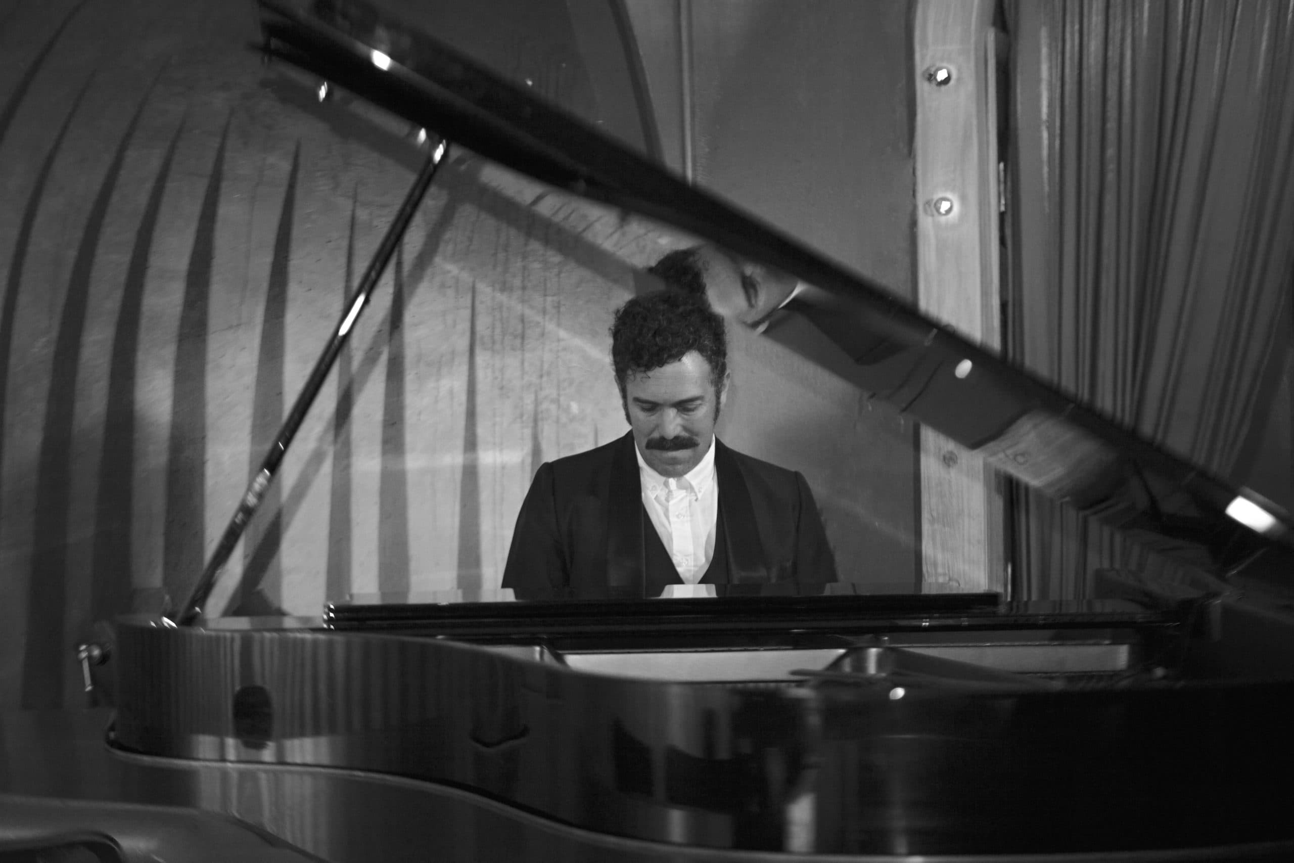 Piano Karaoke with Paul Leschen